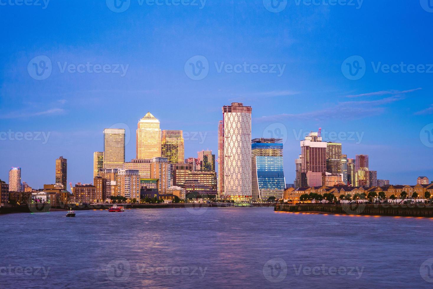 london skyline vid kanariehamnen vid Themsen foto