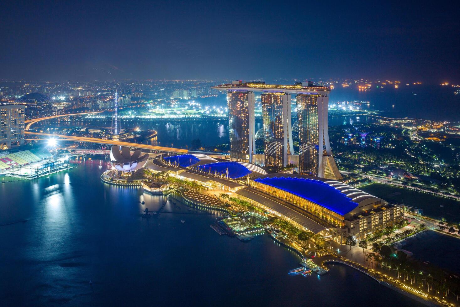 horisont av marinabukten i singapore på natten foto