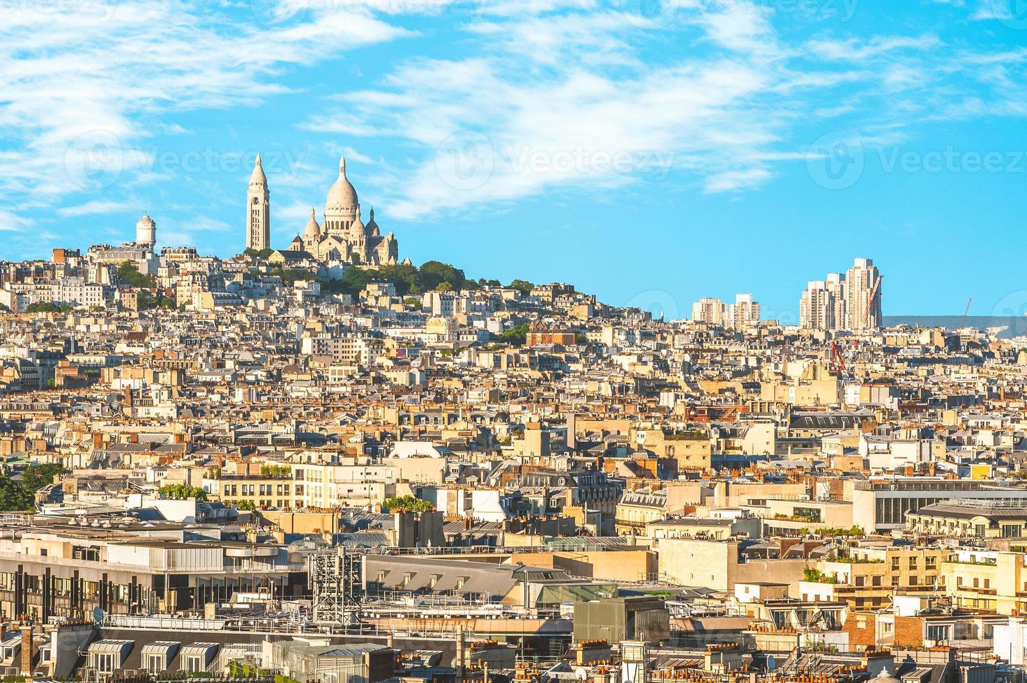 stadsbilden av paris med montmartre hill foto