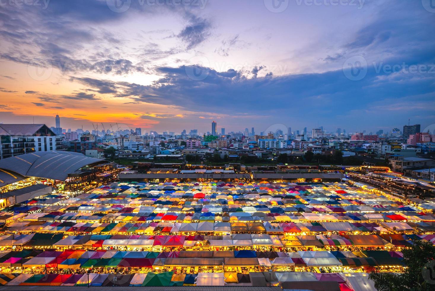 tåg nattmarknad ratchada i bangkok, thailand foto