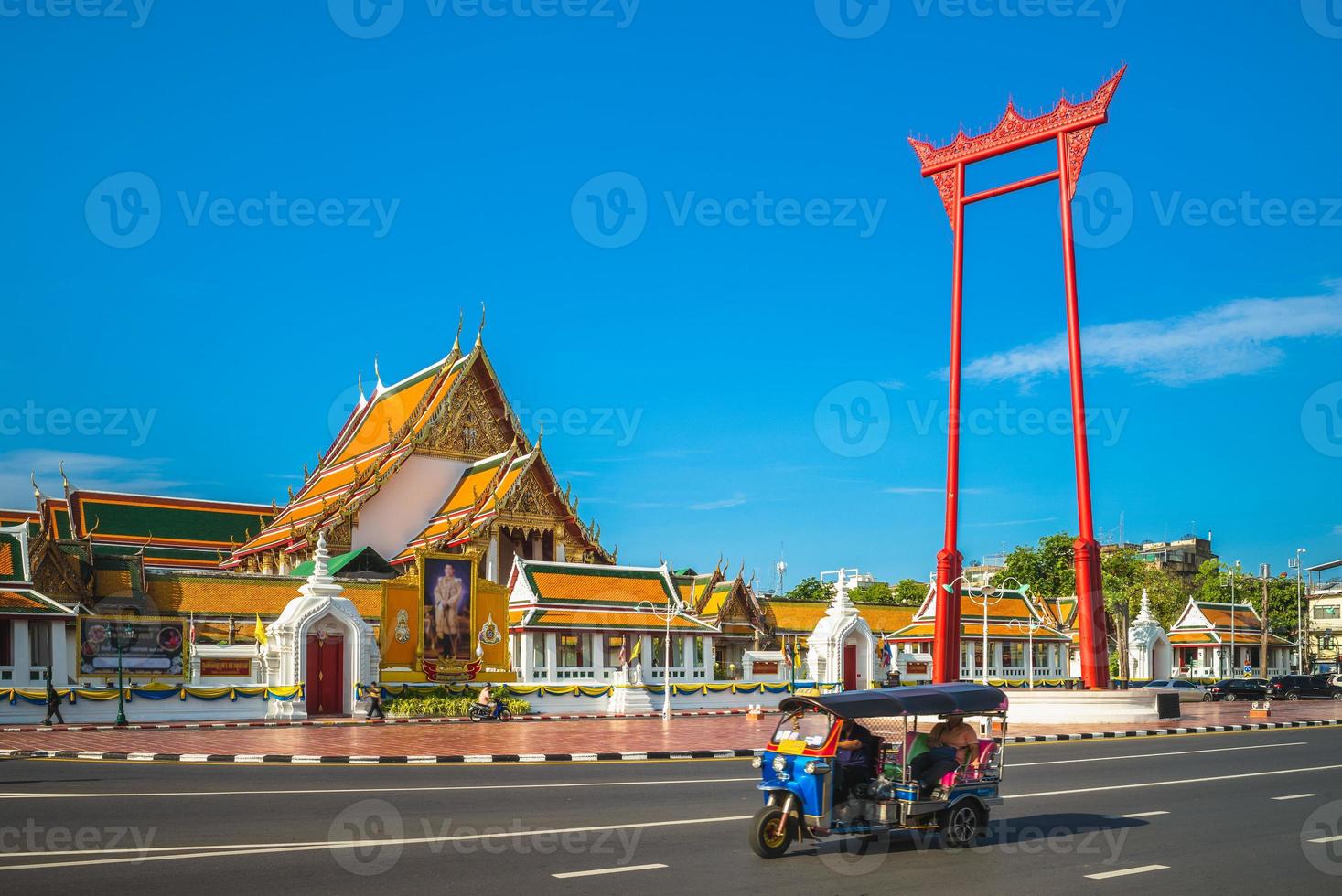 wat suthat och jätte gunga i bangkok, thailand foto