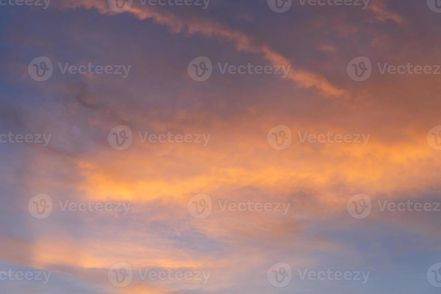 solnedgång ljus orange molnig himmel bakgrund foto