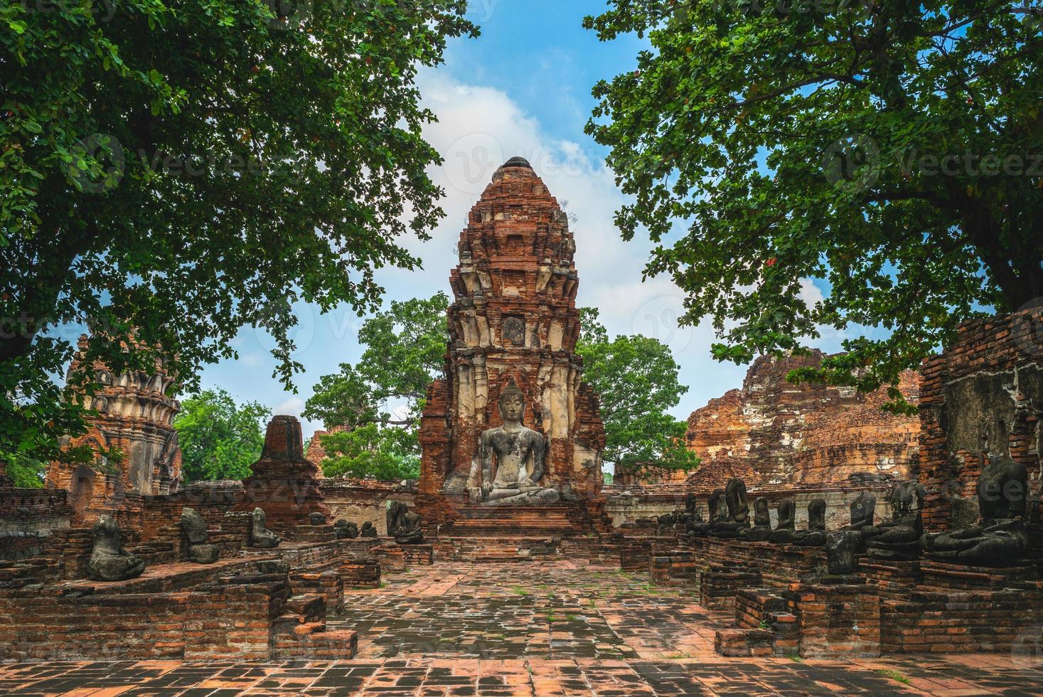 prang och buddha staty på wat mahathat i ayutthaya, thailand foto