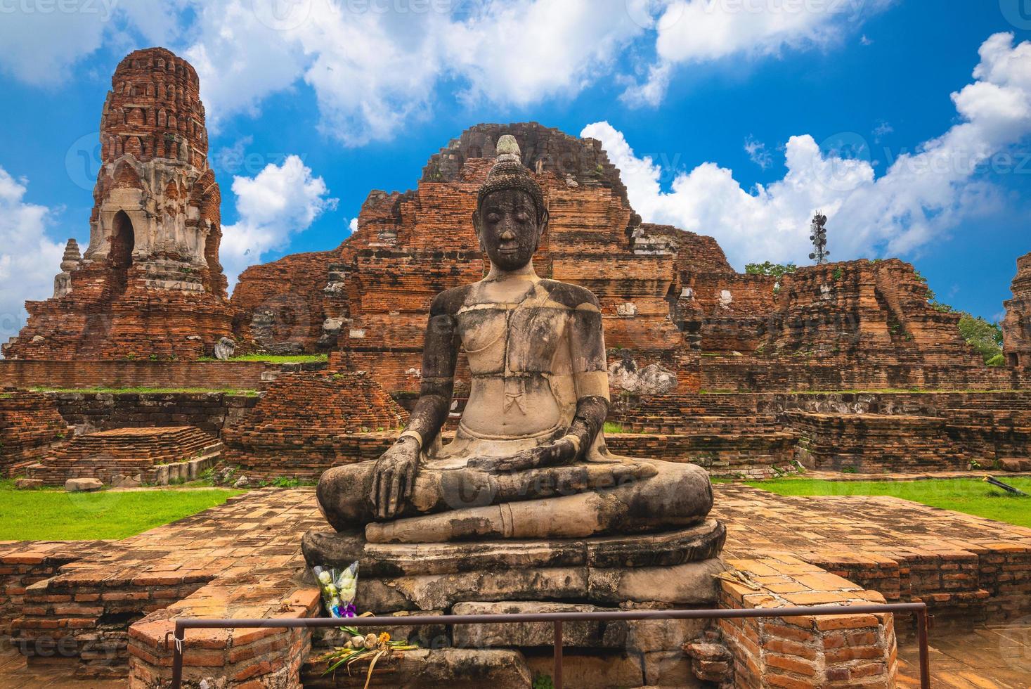 prang och buddha staty på wat mahathat i ayutthaya, thailand foto