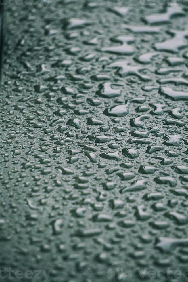 regndroppar på den grå markerade texturerade bakgrunden foto