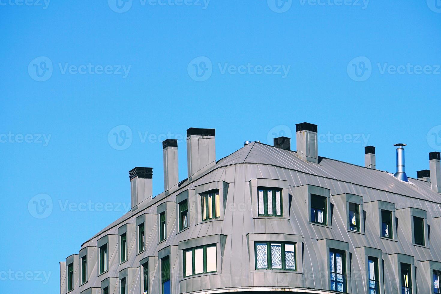 skorstenen på taket av huset foto