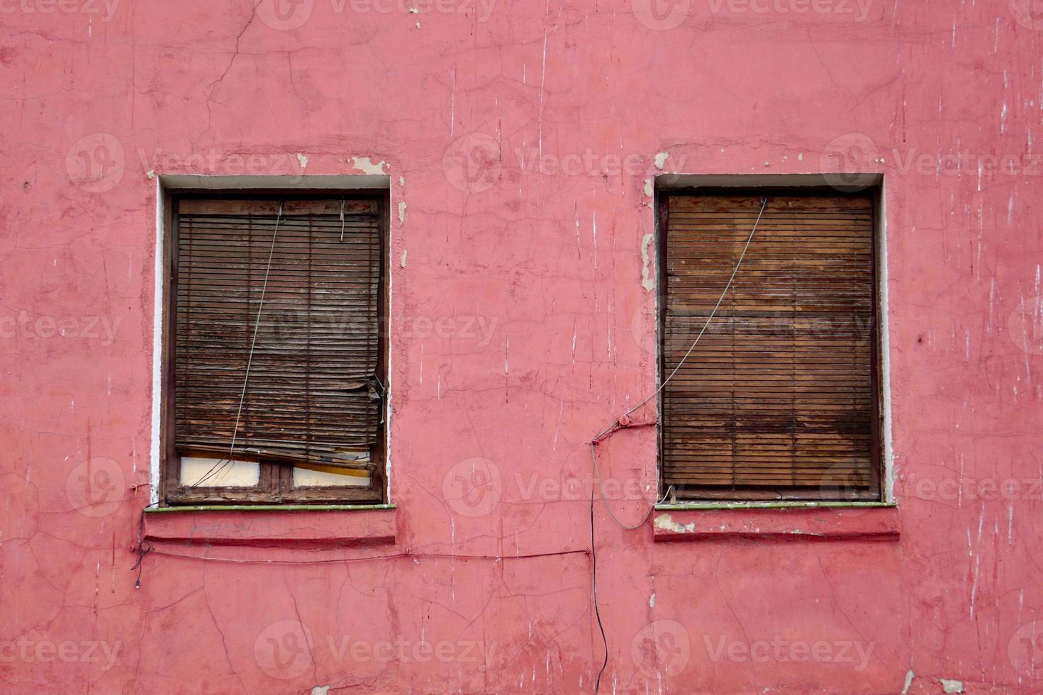 fönster på den röda fasaden av huset foto