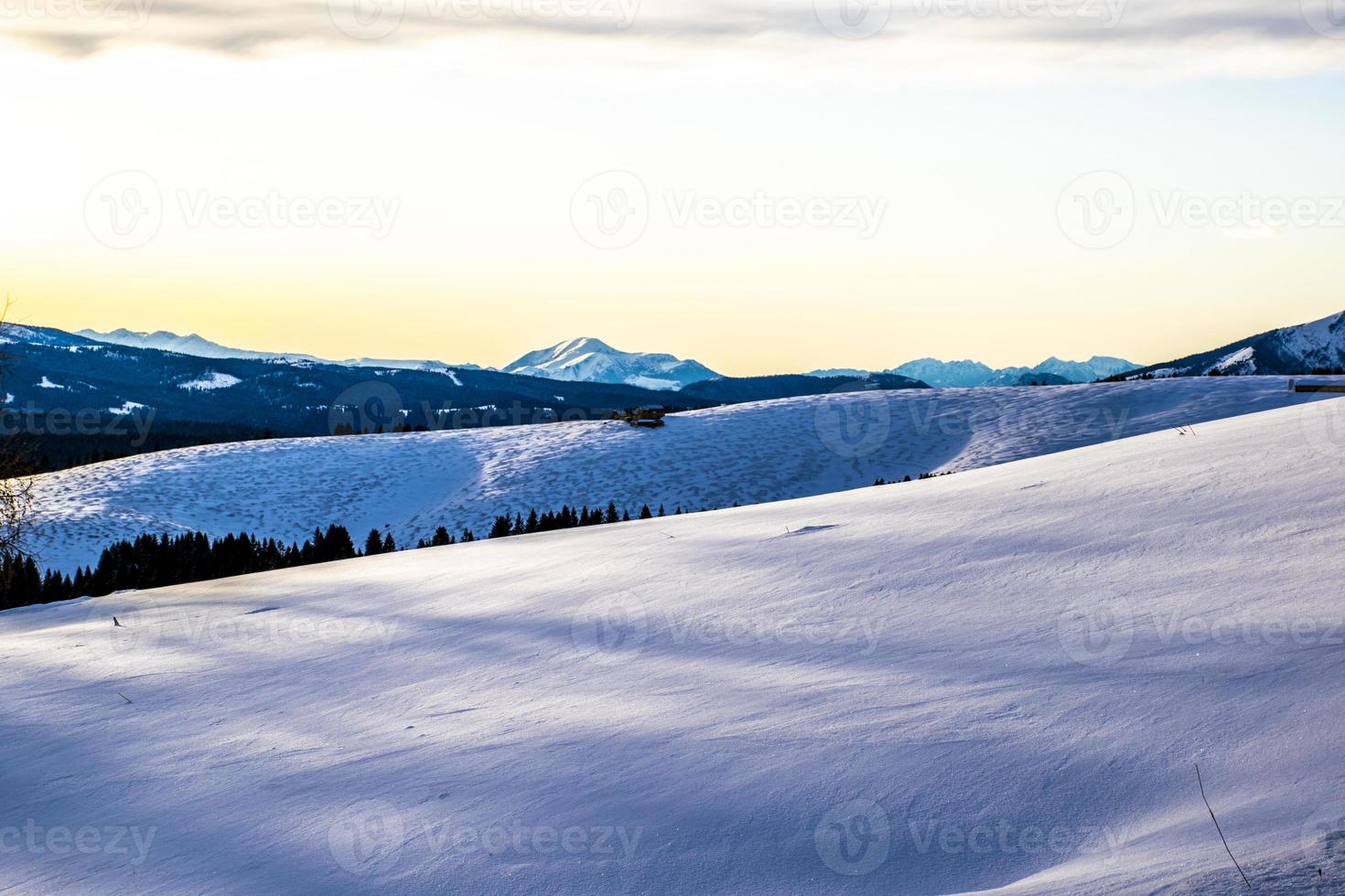 snöiga kullar och soluppgång foto