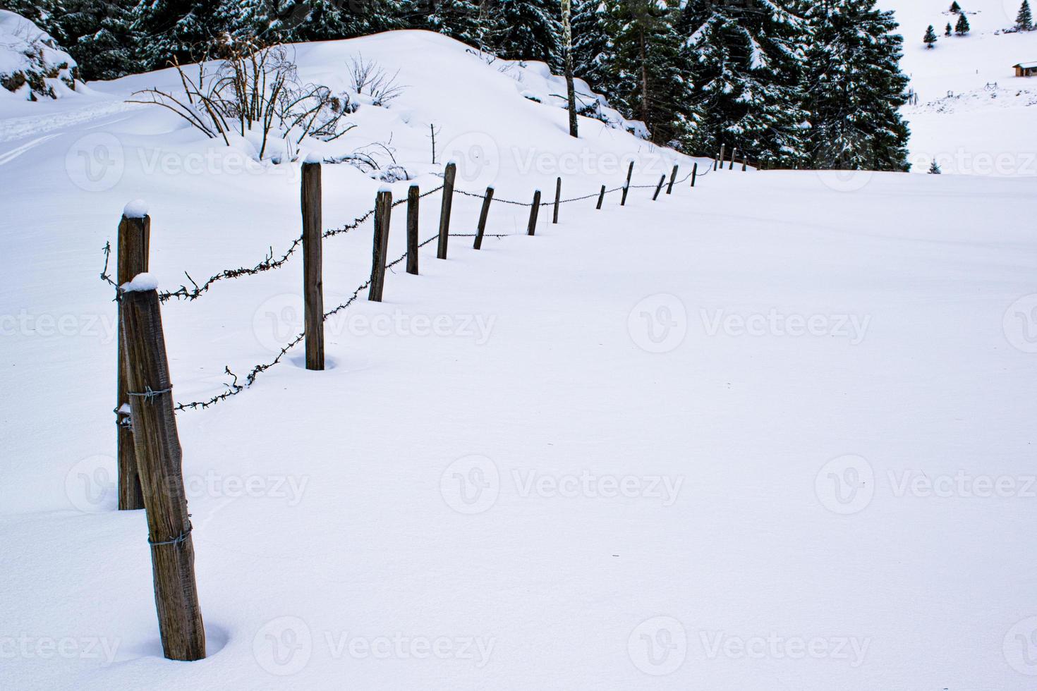 staket i ett snöigt landskap foto
