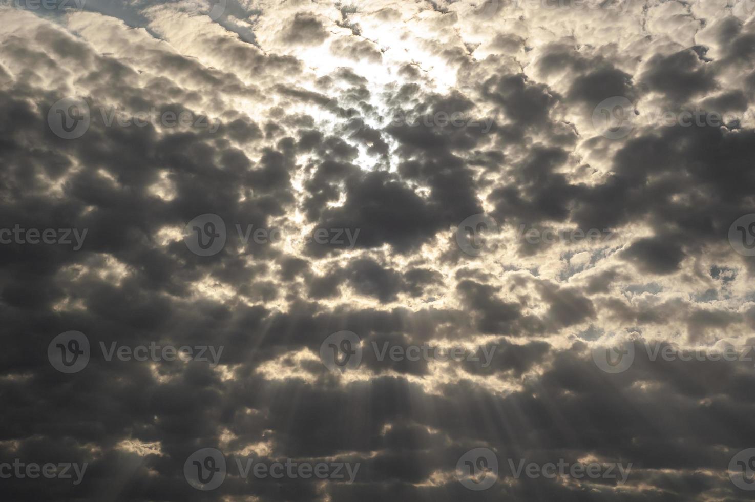 vackra svarta stormiga moln med solstrålar foto