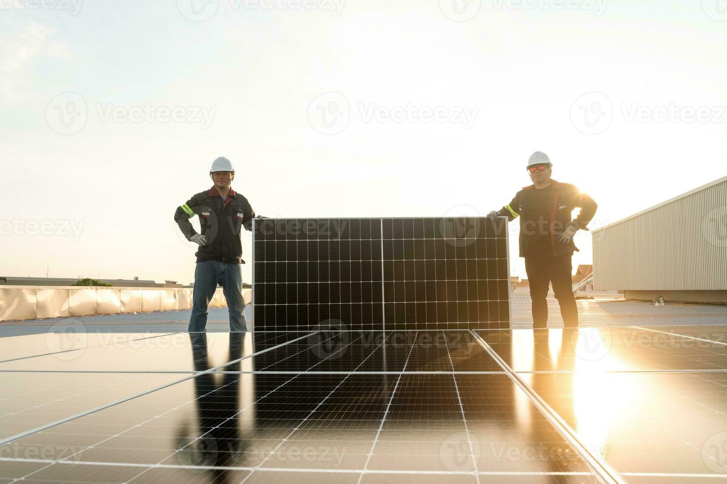 2 ingenjörer Installera sol- och upprätthålla sol- kraft växt , ingenjör team till inspektera och upprätthålla sol- kraft växter sol- kraft växt foto