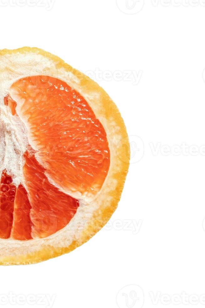 halv en grapefrukt skiva på en vit bakgrund. foto