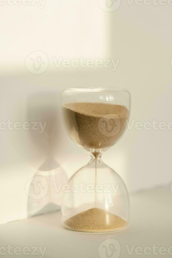 transparent timglas på en vit solig bakgrund. foto