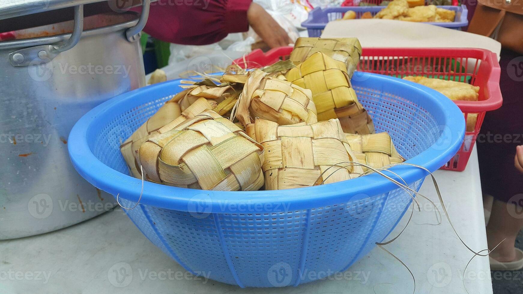 Ketupat är indonesien traditionell mat. Ketupat är ris kaka kokt i en rombformad paket av flätad ung kokos löv. foto