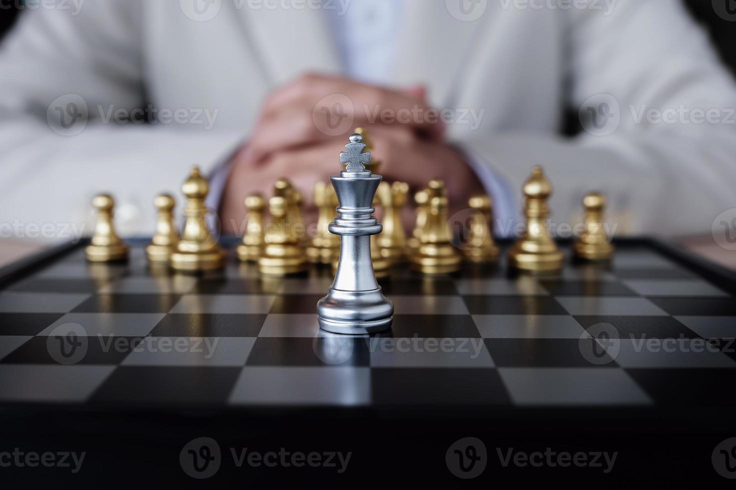 affärs konkurrens koncept med bordsschack spel foto
