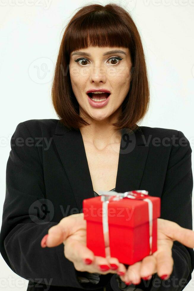 Foto Söt kvinna Framställ med röd gåva låda överraskning livsstil oförändrad