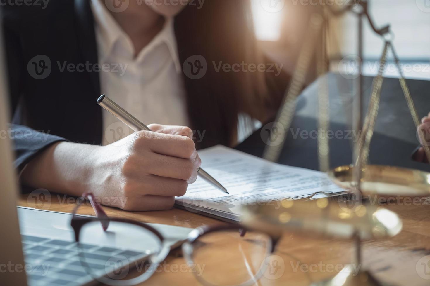 lag koncept med advokat håller penna med kontrakt foto