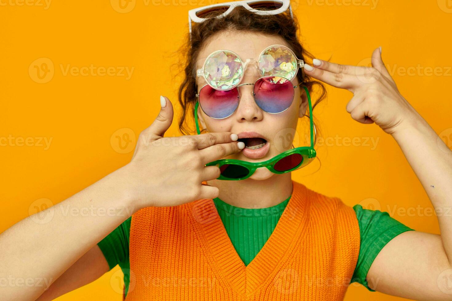 rolig flicka orange tröjor solglasögon flerfärgad glasögon tillförsel gul bakgrund oförändrad foto