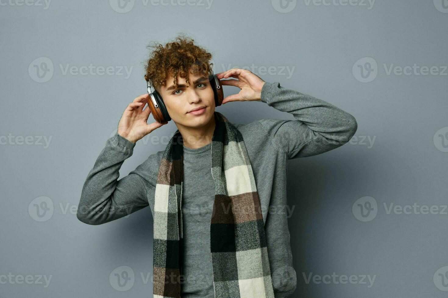 attraktiv man elegant stil rutig scarf hörlurar isolerat bakgrund foto