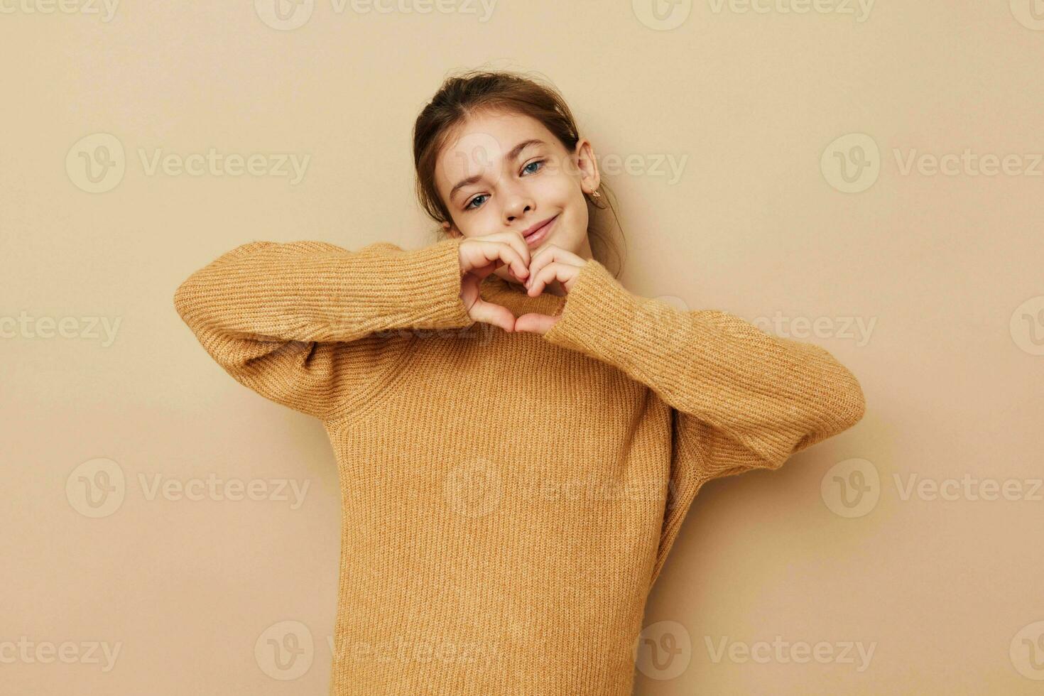 porträtt av Lycklig leende barn flicka barns stil känslor roligt isolerat backgroun foto