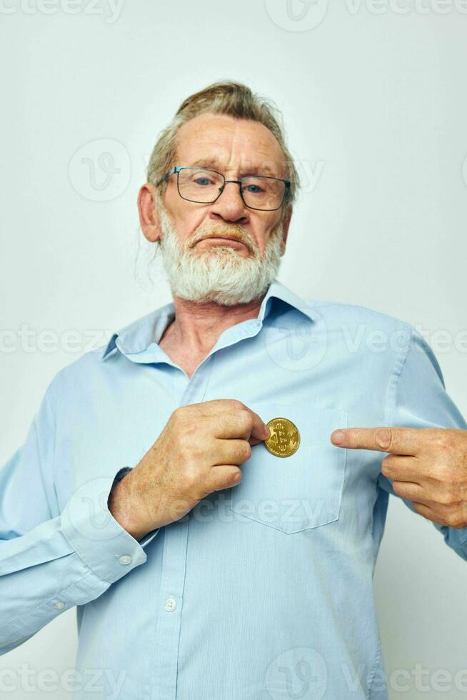 porträtt av Lycklig senior man kryptovaluta bitcoin investering ljus bakgrund foto