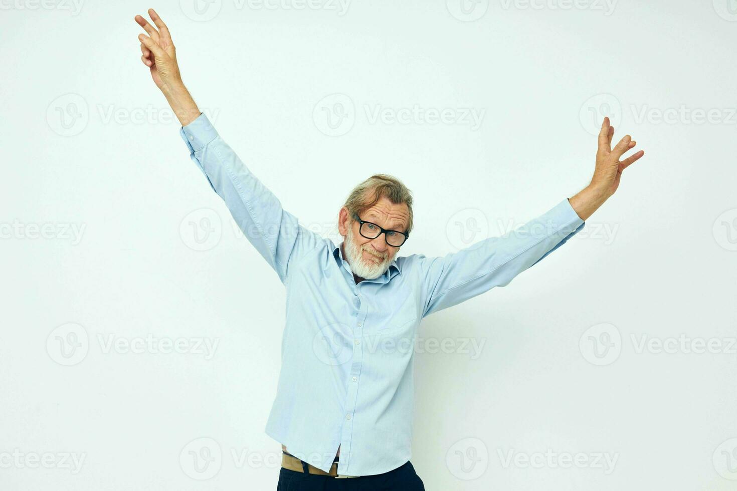 senior gråhårig man i blå shirts gester med hans händer isolerat bakgrund foto