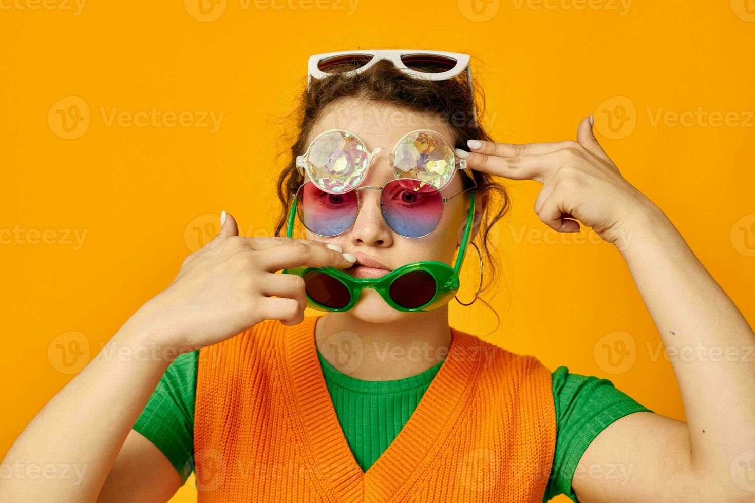 Söt flicka mode glasögon dispense roligt beskurna se oförändrad foto