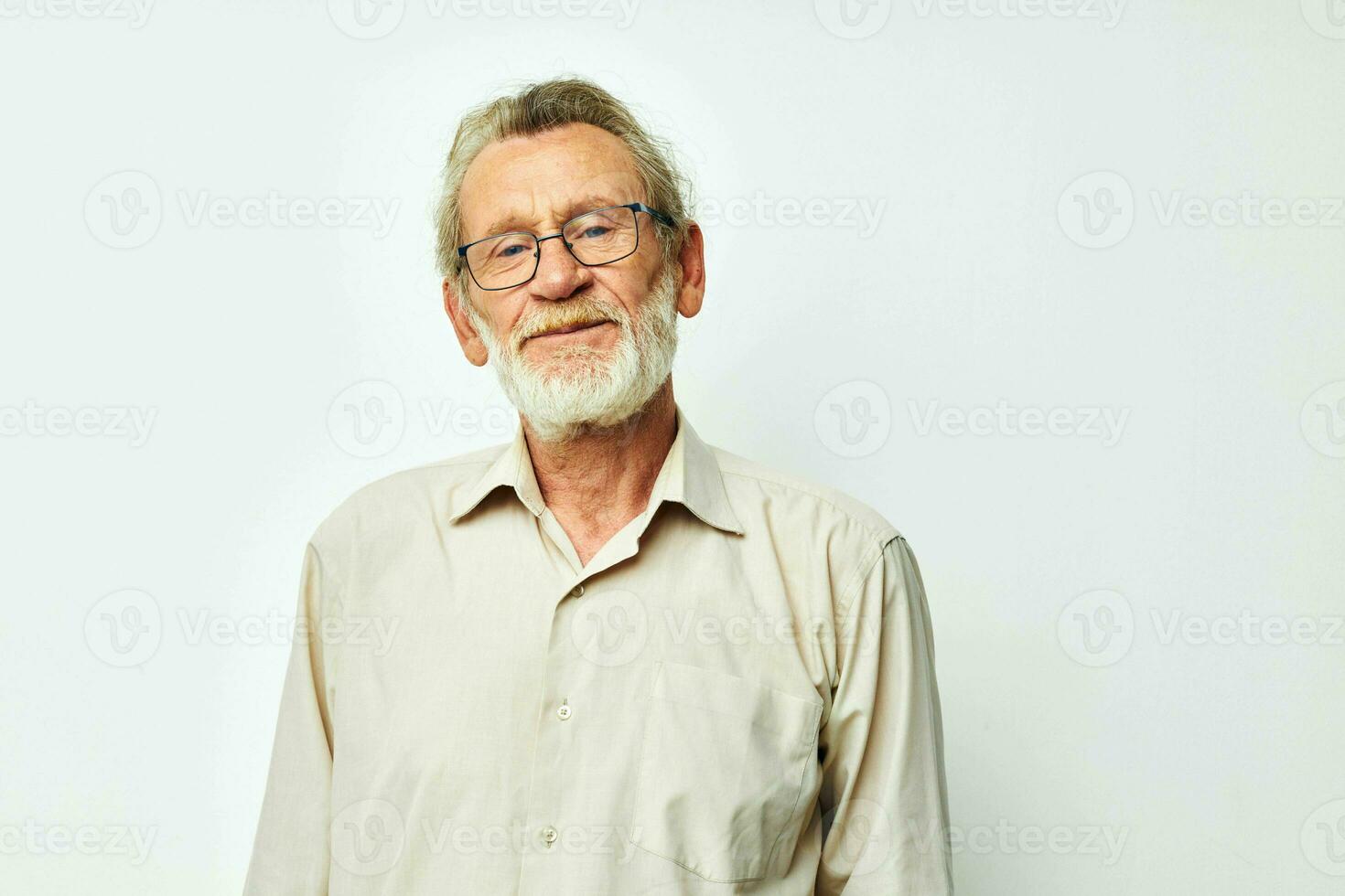 äldre man Framställ i studio på grå bakgrund och leende foto