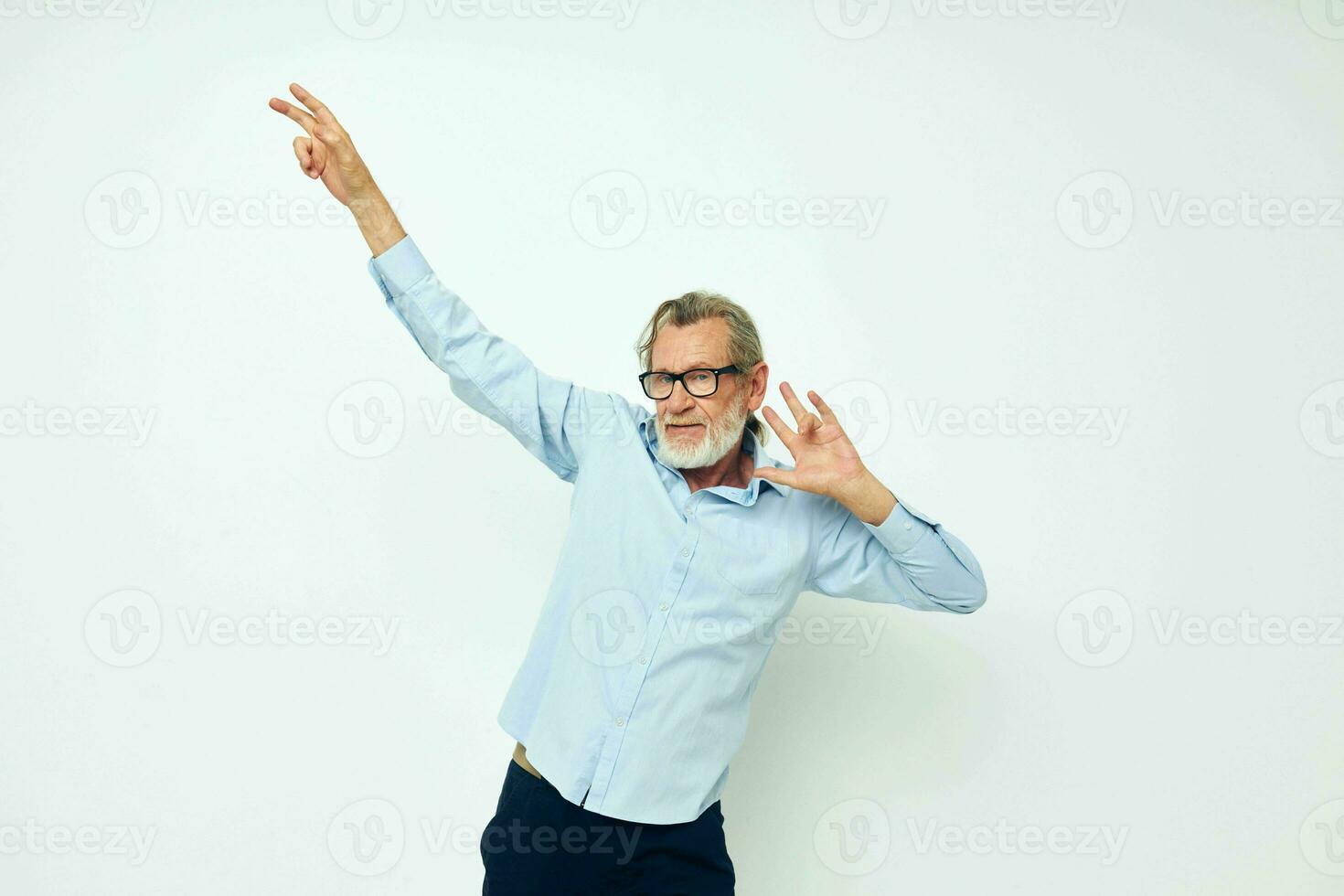 gammal man i blå shirts gester med hans händer isolerat bakgrund foto