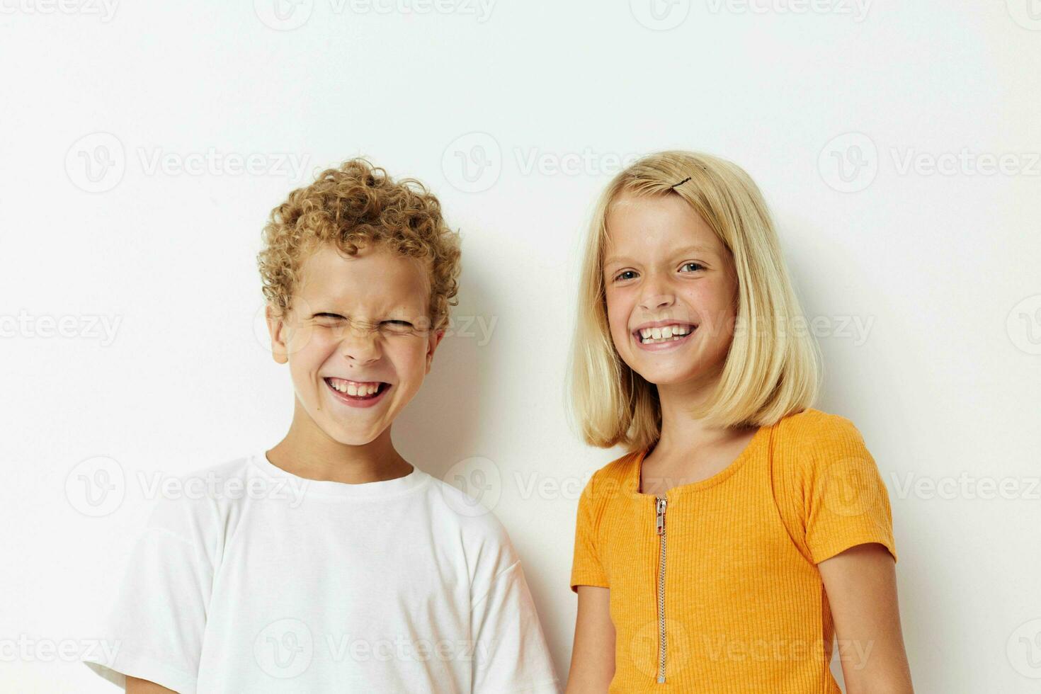 bild av positiv pojke och flicka tillfällig kläder Framställ känslor studio isolerat bakgrund oförändrad foto
