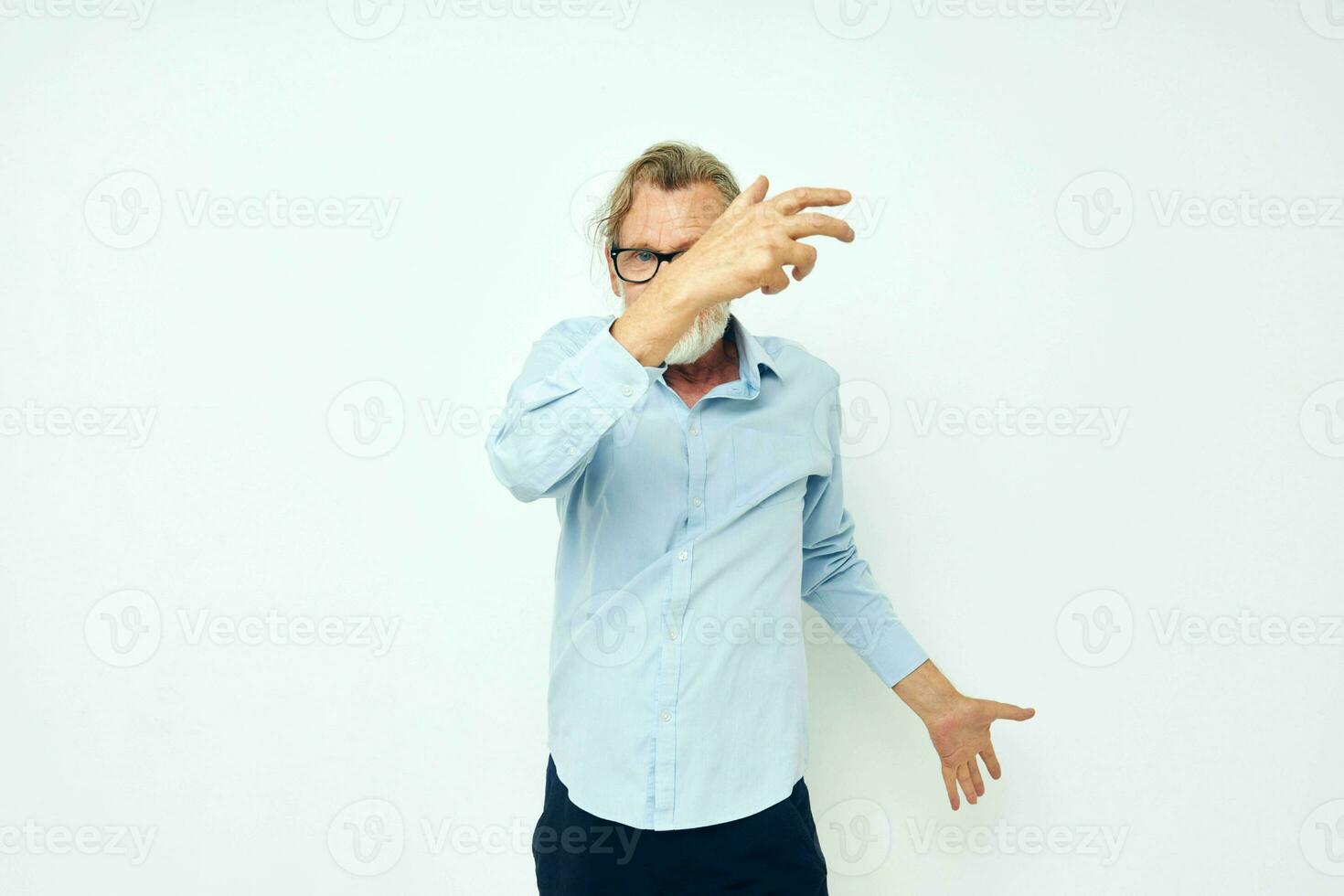 Foto av pensionerad gammal man livsstil Framställ hand gest isolerat bakgrund