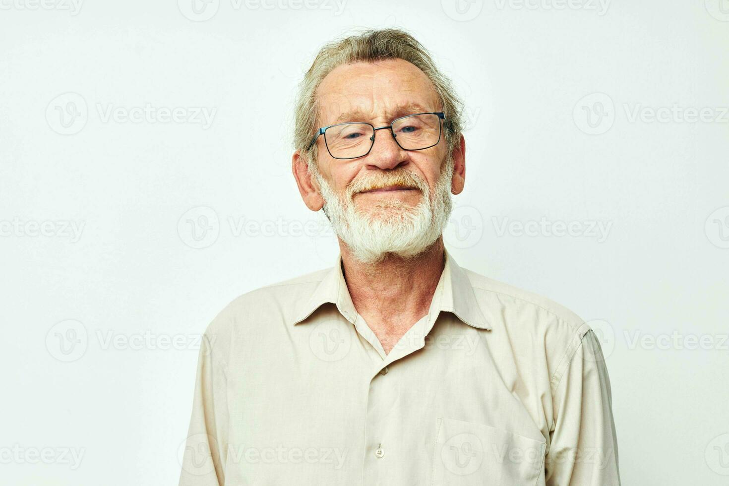 gammal man med en grå skägg i en skjorta och glasögon beskurna se foto