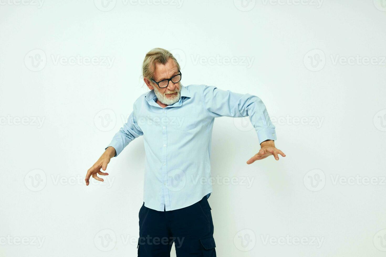 porträtt äldre man i blå shirts gester med hans händer isolerat bakgrund foto