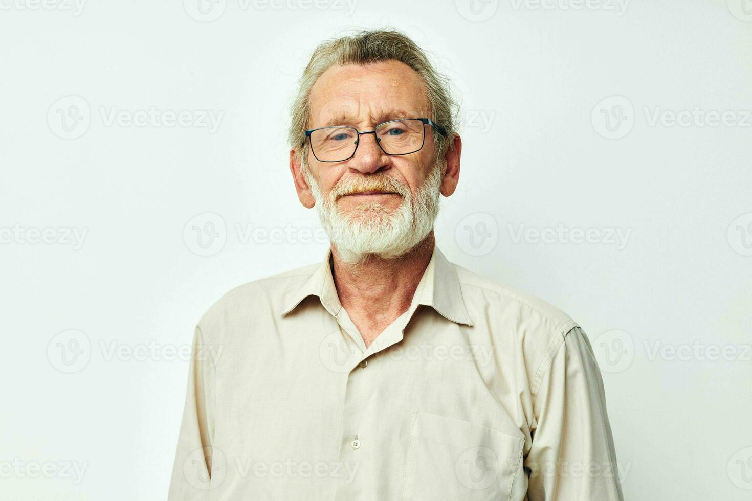 senior gråhårig man leende känsla hand gest ljus bakgrund foto