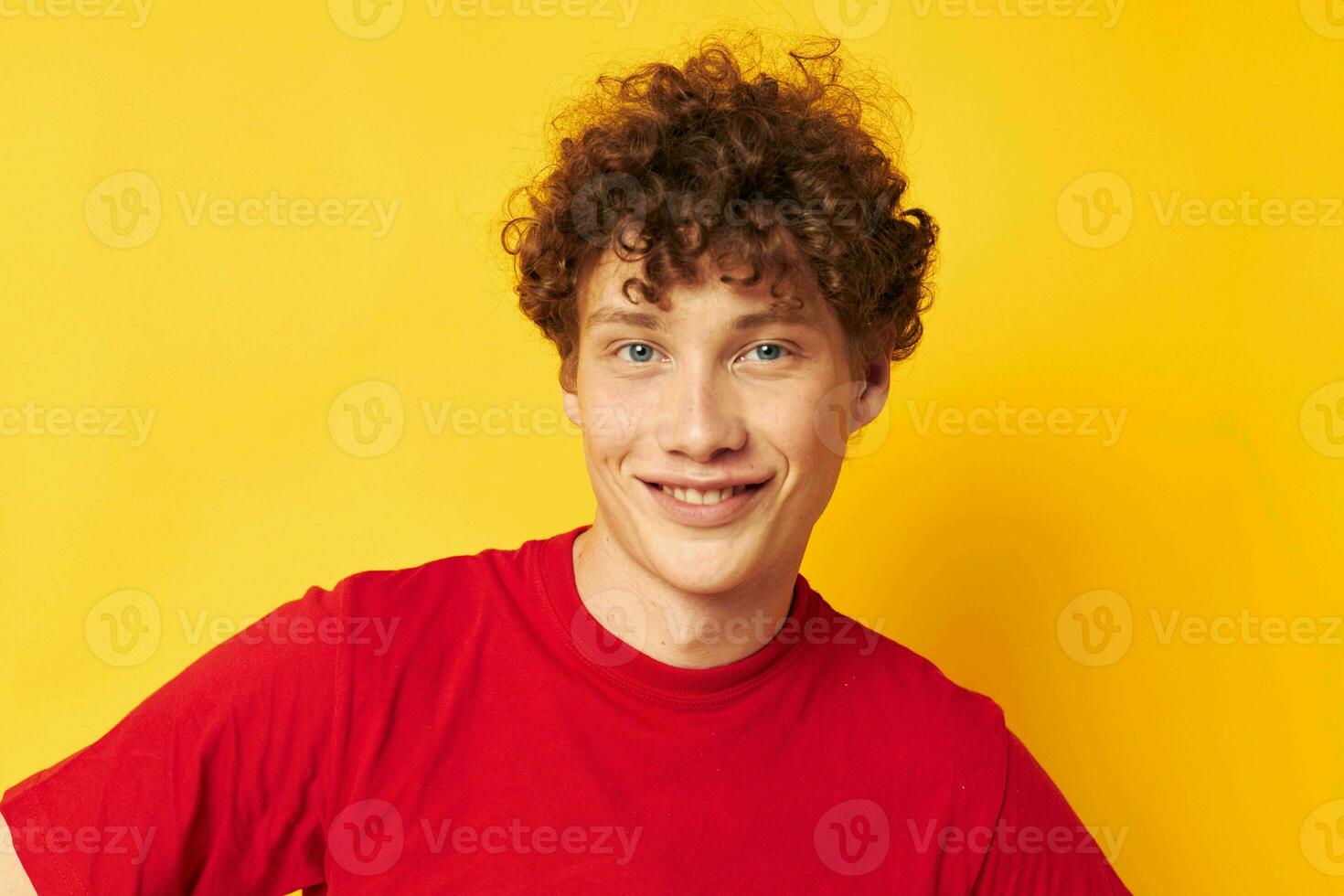 kille med röd lockigt hår röd t skjorta roligt Framställ tillfällig ha på sig isolerat bakgrund oförändrad foto