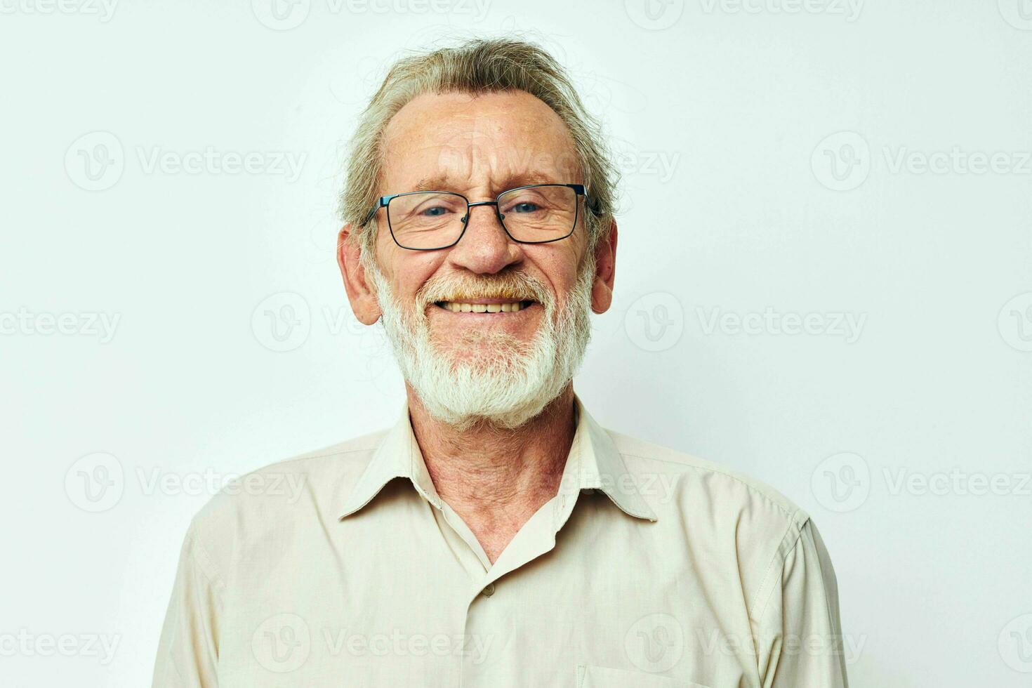 Foto av pensionerad gammal man med en grå skägg i en skjorta och glasögon oförändrad