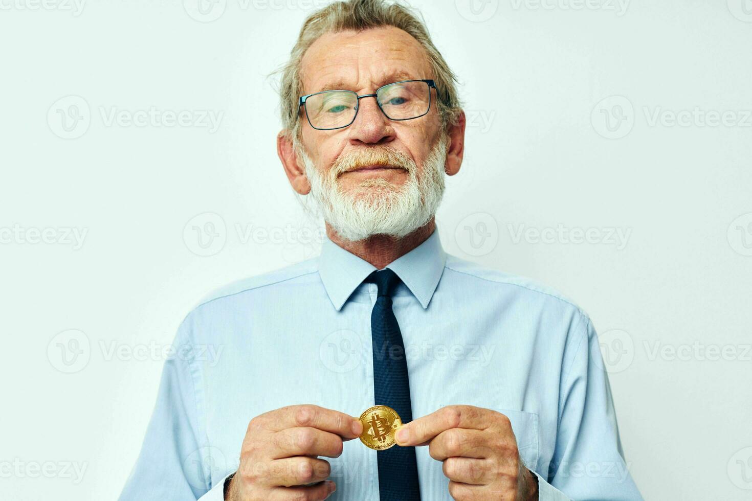 senior gråhårig man i en skjorta med en slips finansiera och investeringar bitcoin ljus bakgrund foto