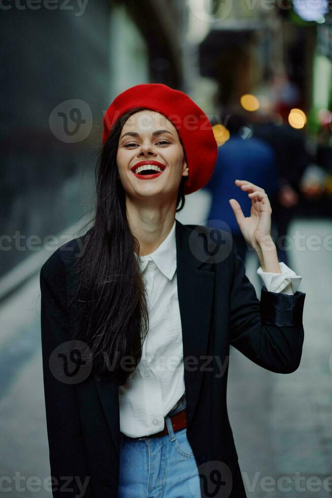 mode kvinna leende med tänder porträtt promenad turist i eleganta kläder med röd mun gående ner smal stad gata kurvor, resa, filmiska Färg, retro årgång stil, hjärtans dag. foto