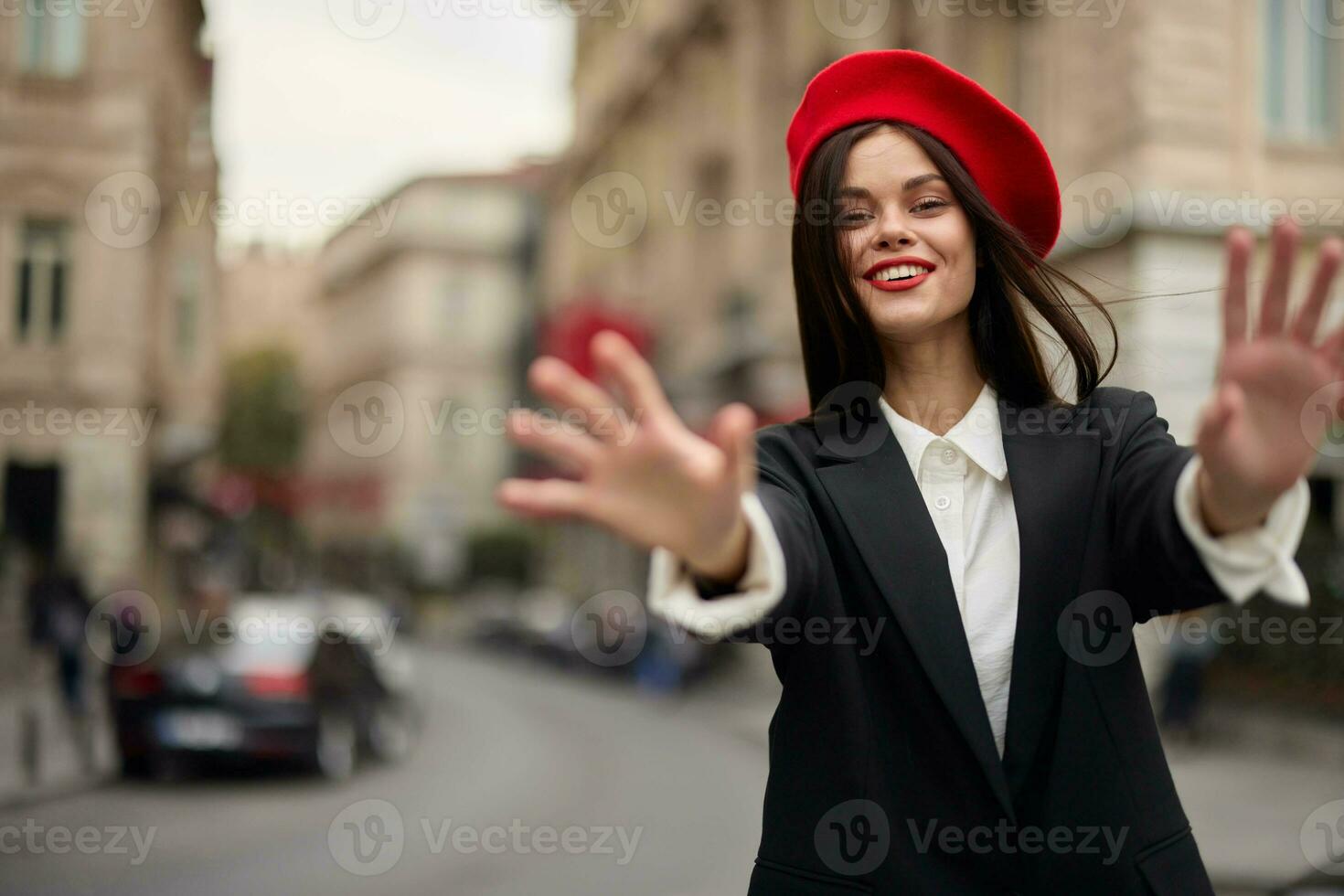 mode kvinna leende med tänder stående på de gata i främre av de stad turist Följ mig eleganta kläder med röd mun och röd basker, resa, filmiska Färg, retro årgång stil, urban mode. foto