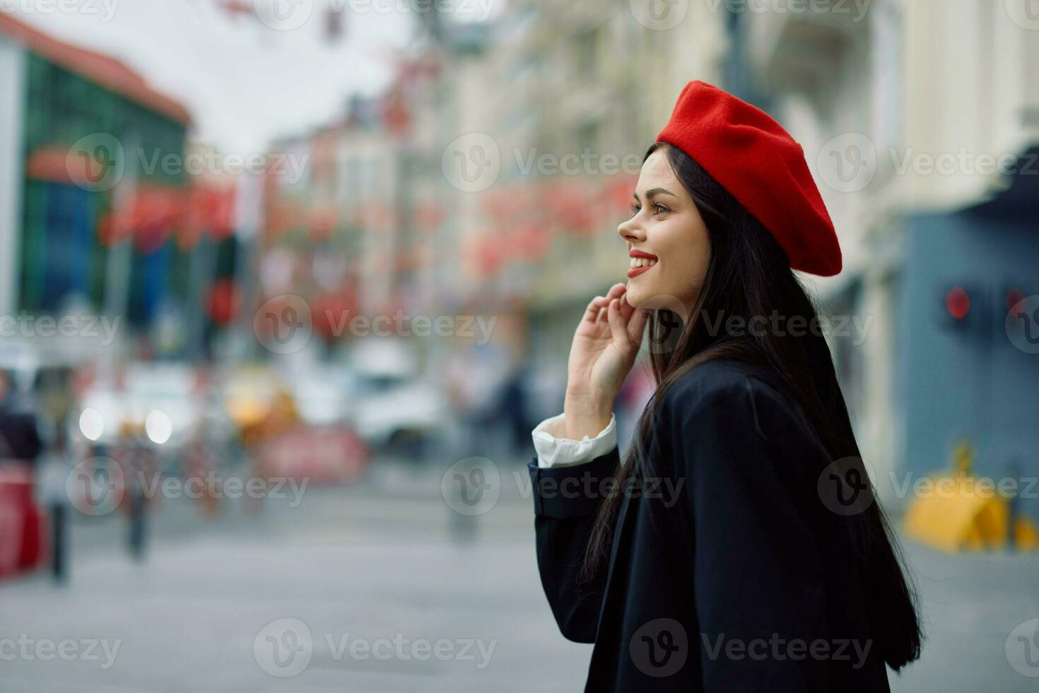 kvinna leende promenader promenader i de stad mot de bakgrund av kontor byggnader, eleganta modern årgång kläder och smink, höst promenad, resa. foto