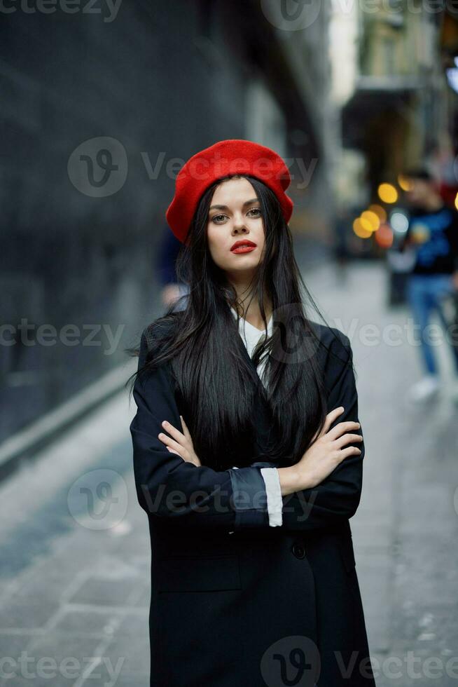 mode kvinna porträtt gående turist i eleganta kläder med röd mun gående ner smal stad gata, resa, filmiska Färg, retro årgång stil, dramatisk se utan leende sorg. foto