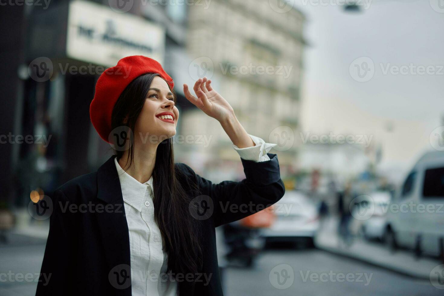 kvinna leende med tänder turist promenader i de stad inlärning de historia och kultur av de plats, eleganta modern kläder och smink, vår promenad, resa, metropol. foto