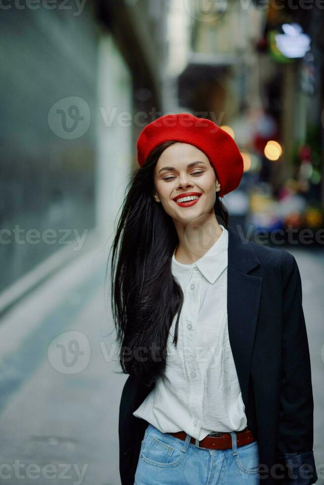 mode kvinna leende med tänder porträtt promenad turist i eleganta kläder med röd mun gående ner smal stad gata kurvor, resa, filmiska Färg, retro årgång stil, hjärtans dag. foto