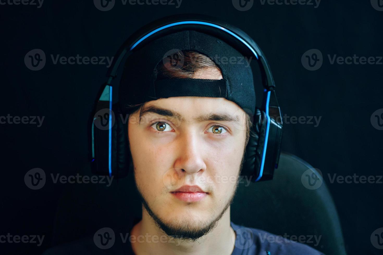 gamer streamer porträtt med headset tittar mot kameran foto