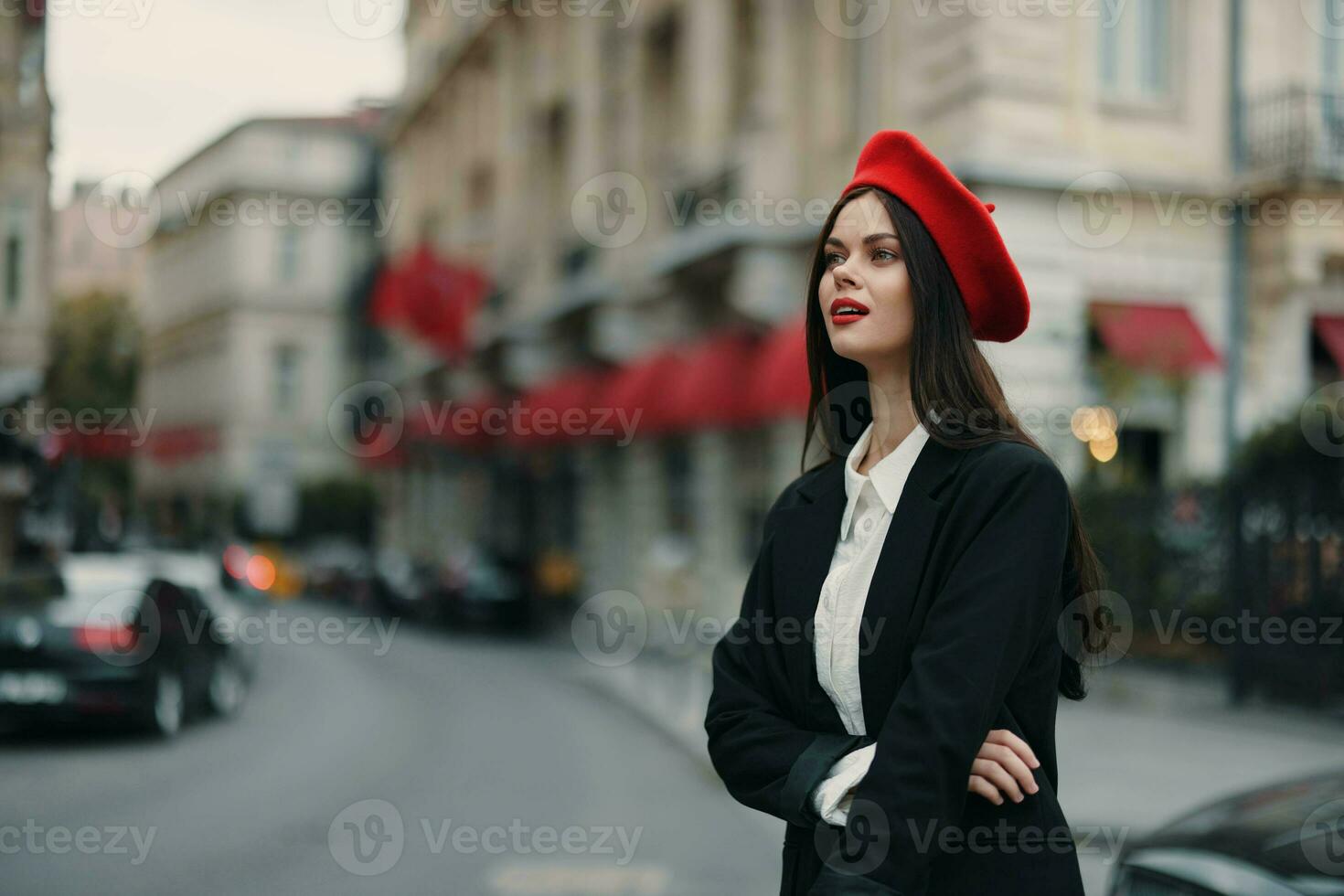 mode kvinna porträtt stående på de gata i främre av de stad i eleganta kläder med röd mun och röd basker, resa, filmiska Färg, retro årgång stil, urban mode livsstil. foto