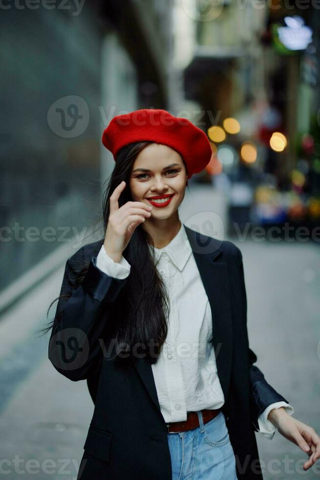 mode kvinna leende med tänder porträtt promenad turist i eleganta kläder med röd mun gående ner smal stad gata kurvor, resa, filmiska Färg, retro årgång stil, hjärtans dag. foto