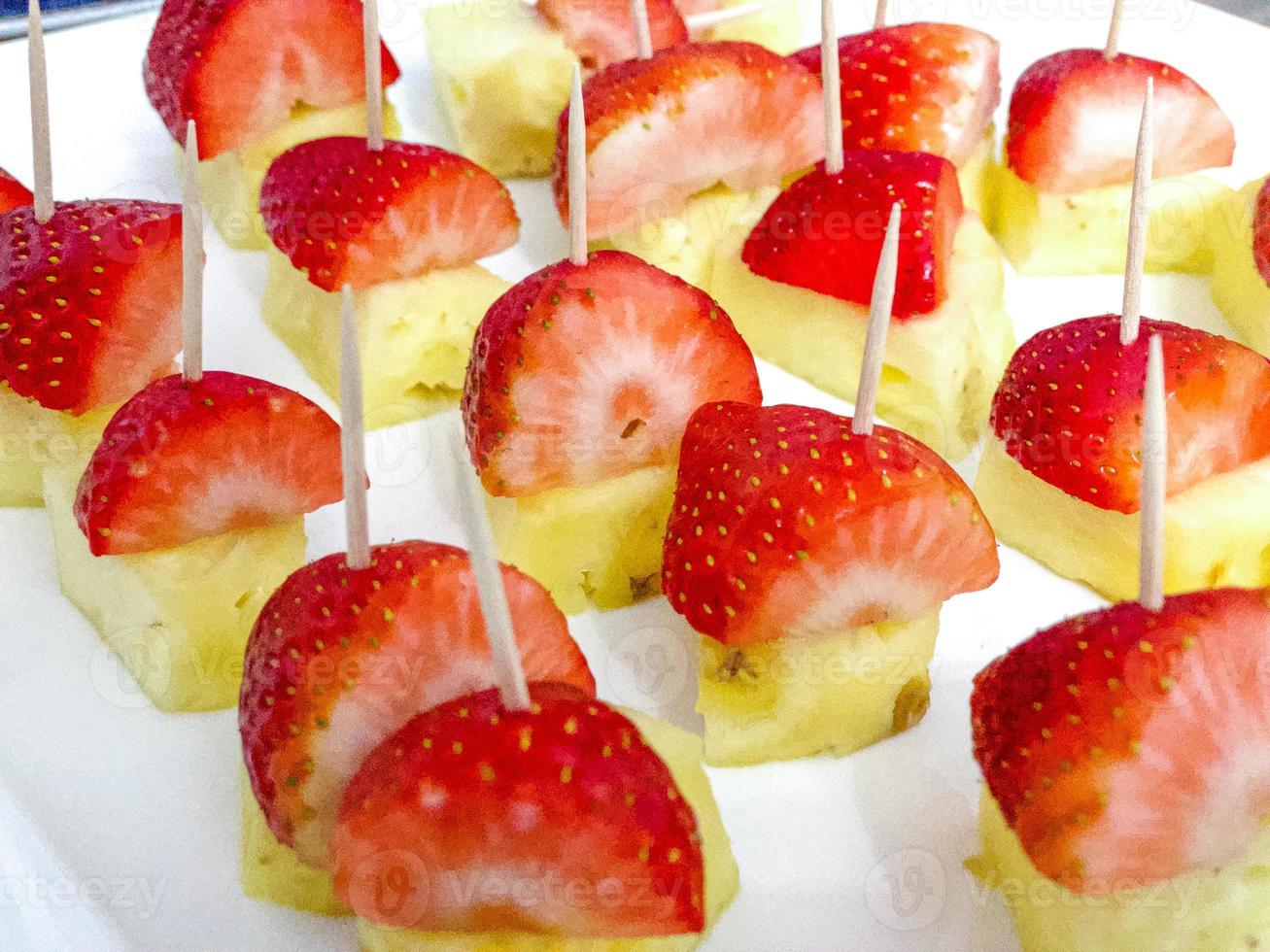 jordgubbar och ananas för ett hälsosamt mellanmål foto