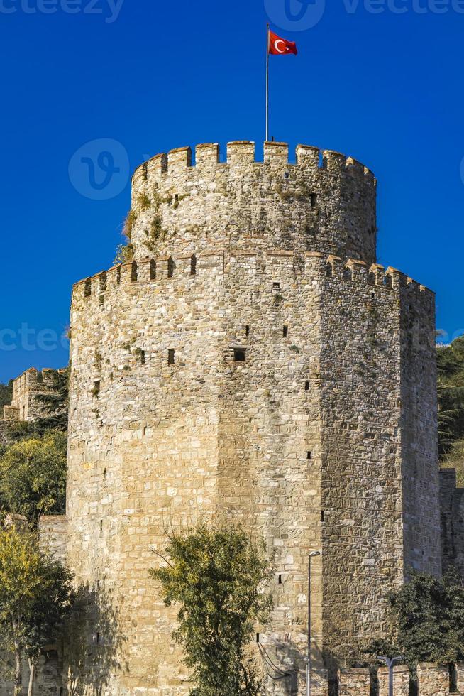 rumänskt slott vid de europeiska bankerna av Bosporen i Istanbul Turkiet foto