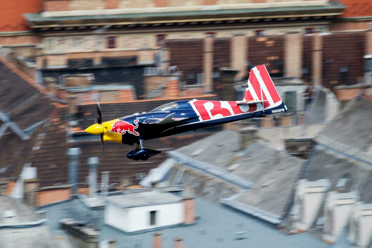 artin sonka med n806pb zivko kant 540 flygande över Donau flod i budapest stadens centrum på röd tjur luft lopp 2018 foto