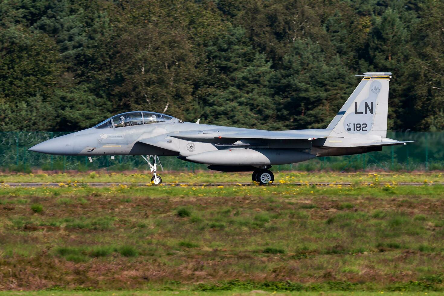 militär kämpe jet plan på luft bas. luft tvinga flyg drift. flyg och flygplan. luft försvar. militär industri. foto